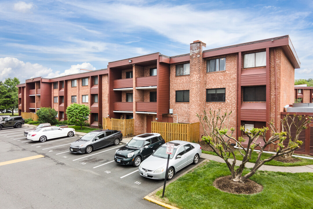 George Mason Village Condo in Arlington, VA - Building Photo