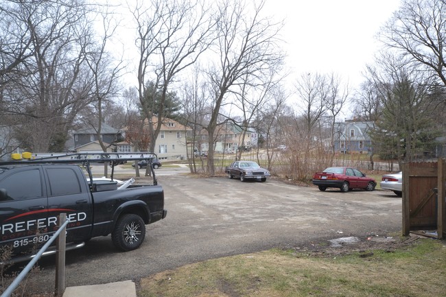 620 W Highland Ave in Elgin, IL - Foto de edificio - Building Photo