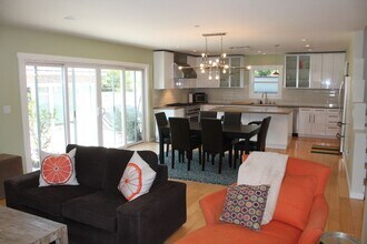 2909 W Clark Ave in Burbank, CA - Building Photo - Building Photo