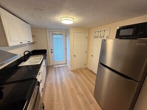 7657 SE Market St, Unit Basement in Portland, OR - Building Photo - Building Photo