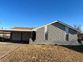 1028 NW 2nd St in Moore, OK - Building Photo