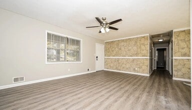 6324 Amberly Rd in Rex, GA - Foto de edificio - Building Photo