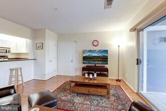 20283 Beechwood Ter-Unit -103 in Ashburn, VA - Building Photo - Building Photo