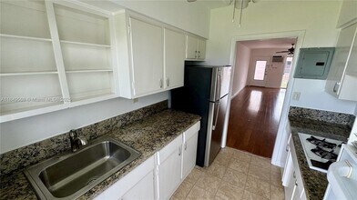 7921 East Dr in North Bay Village, FL - Building Photo - Building Photo