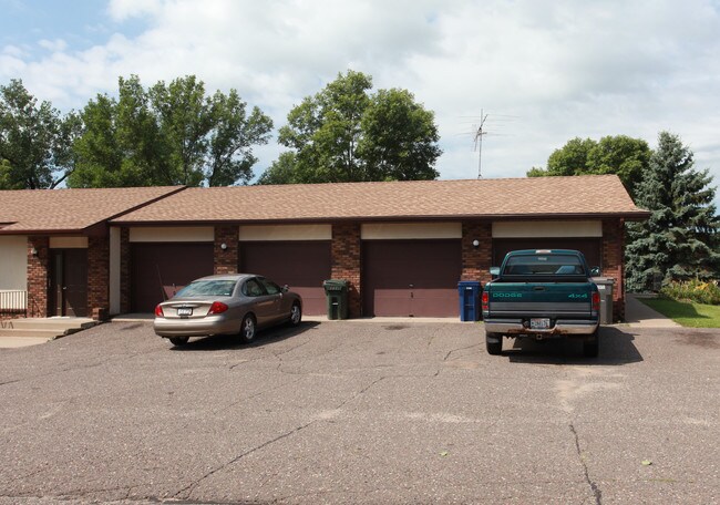 724-734 E 11th St in New Richmond, WI - Foto de edificio - Building Photo