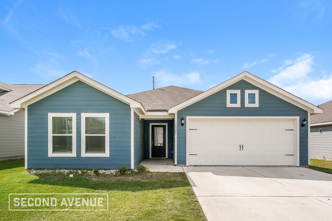 1321 Woodwinds Dr in Fort Worth, TX - Building Photo