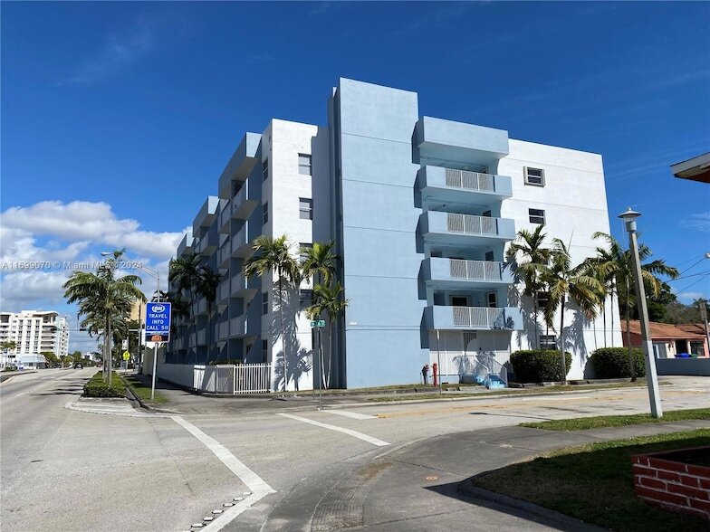 2575 SW 27th Ave, Unit 207 in Miami, FL - Building Photo