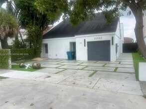 13595 SW 99th St in Miami, FL - Building Photo - Building Photo