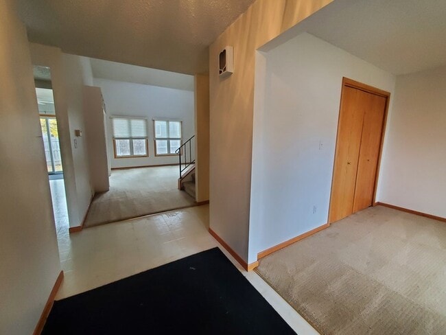 18 Vail Cir in Grand Forks, ND - Building Photo - Building Photo