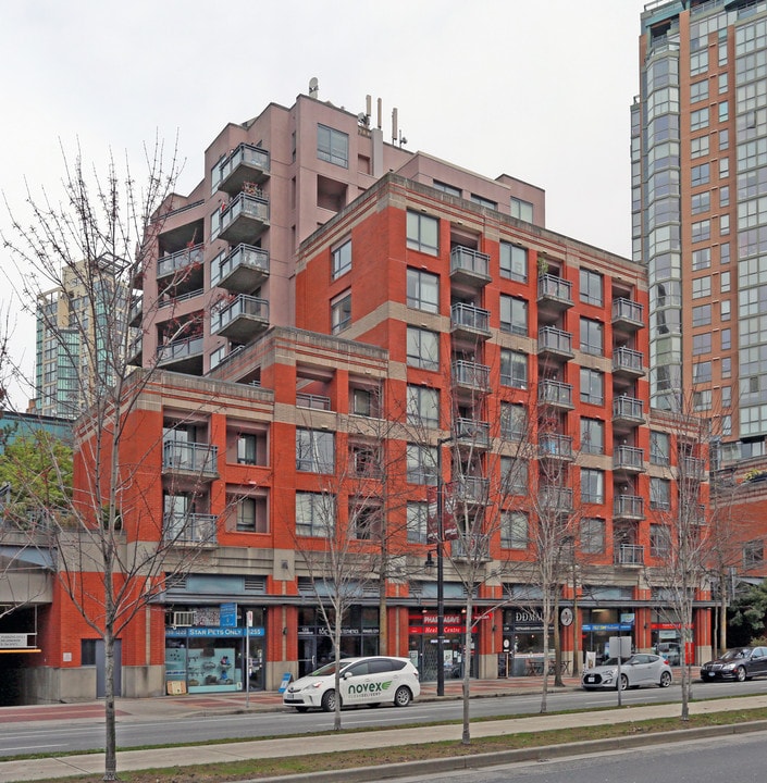 Bridgeview Place in Vancouver, BC - Building Photo