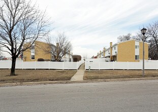 938-952 Virginia Ln in Elmhurst, IL - Building Photo - Building Photo