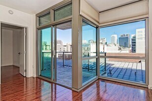800 The Mark Ln, Unit 403 in San Diego, CA - Building Photo