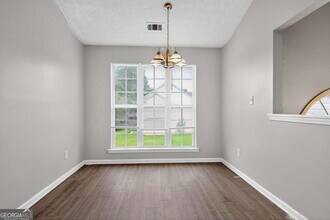 5470 Twin Lakes Dr in College Park, GA - Foto de edificio - Building Photo