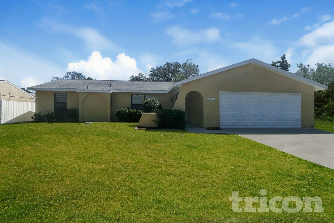 8108 Chickasaw Ln in Port Richey, FL - Foto de edificio