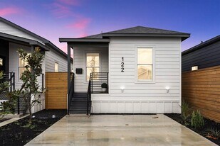 122 E 31st 1/2 St in Houston, TX - Building Photo