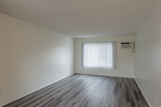 Village Meadows in Santa Ana, CA - Foto de edificio - Interior Photo