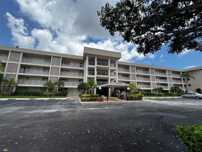 3151 S Palm Aire Dr, Unit 109 in Pompano Beach, FL - Building Photo - Building Photo