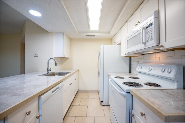 Lakeshore Apartments in St. Petersburg, FL - Building Photo - Interior Photo