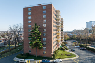 Executive House Condominium in Hackensack, NJ - Foto de edificio - Building Photo