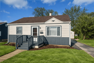 2430 Mayfair Dr in Springfield, OH - Building Photo