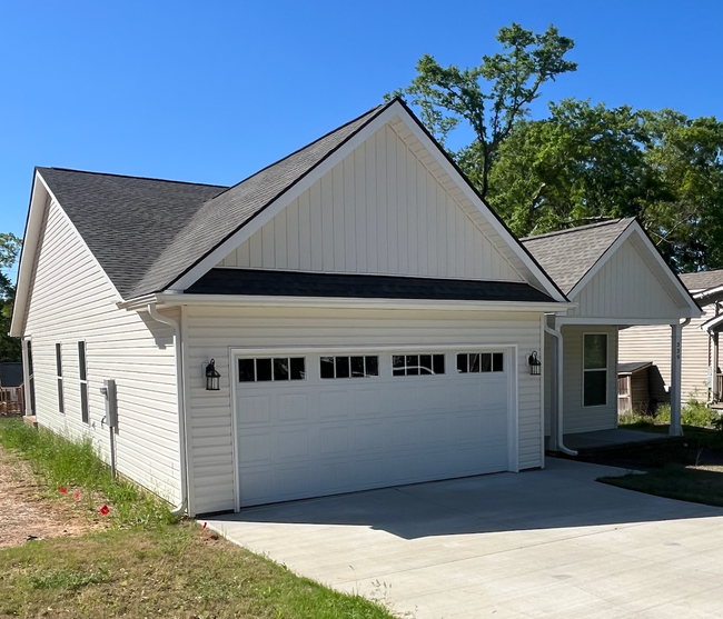 339 W Peachtree St in Woodruff, SC - Foto de edificio - Building Photo