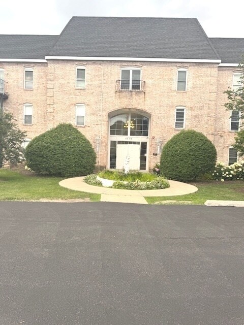 5201 Carriage Way Dr in Rolling Meadows, IL - Building Photo