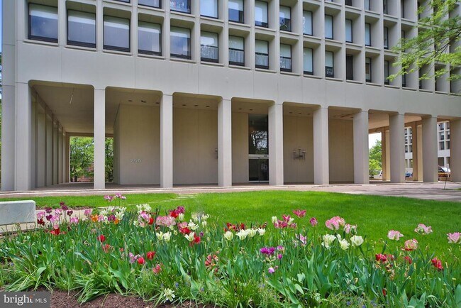 200 Locust St in Philadelphia, PA - Building Photo - Building Photo
