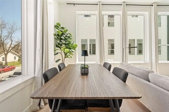 2019 California Dr in Dallas, TX - Foto de edificio - Building Photo