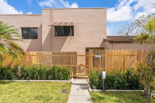1305 NW 122nd Terrace in Pembroke Pines, FL - Building Photo - Building Photo