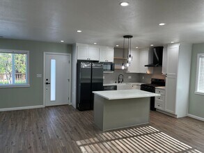 401 W Sierra Ave-Unit -401 B West Sierra Avenue in Cotati, CA - Building Photo - Building Photo