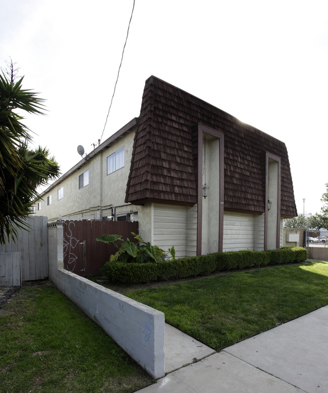 5902 Fullerton Ave in Buena Park, CA - Foto de edificio - Building Photo