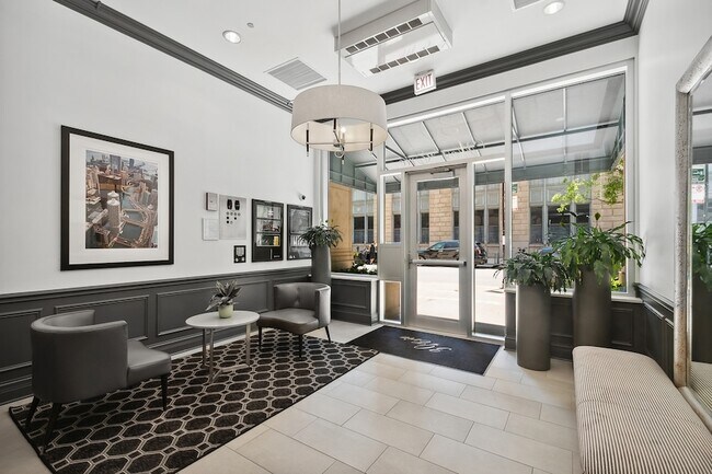 30 W Erie St, Unit 402 in Chicago, IL - Building Photo - Building Photo