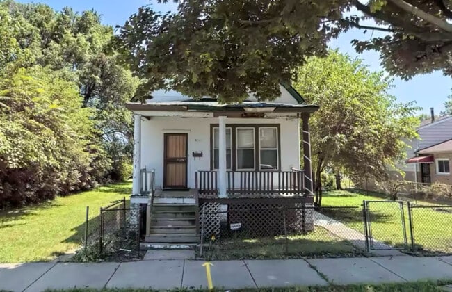 9351 S University Ave, Unit Basement