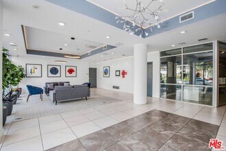 453 S Kenmore Ave in Los Angeles, CA - Foto de edificio - Building Photo