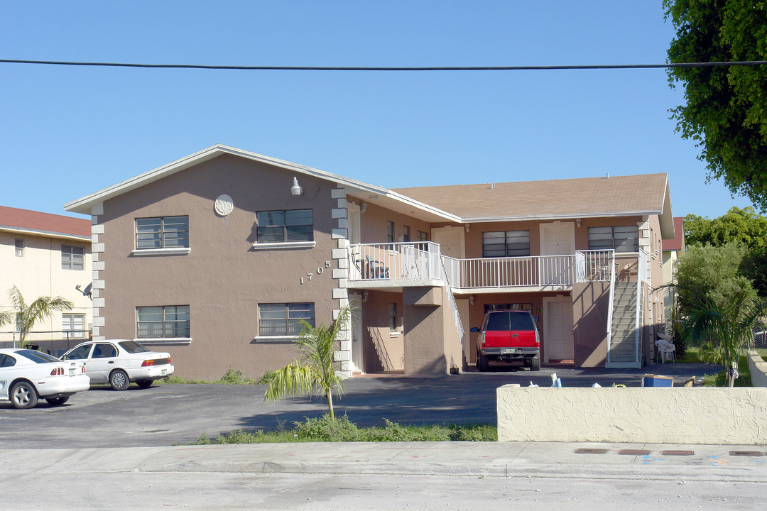 1705 W 41st St in Hialeah, FL - Building Photo