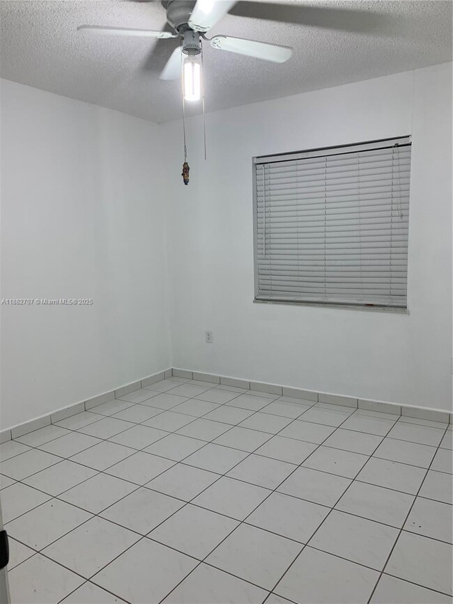 3298 W 70th St in Hialeah, FL - Foto de edificio - Building Photo