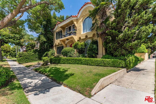 6101 Alcott St in Los Angeles, CA - Foto de edificio - Building Photo