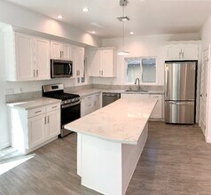 2221 Glendon Ave in Los Angeles, CA - Foto de edificio - Building Photo