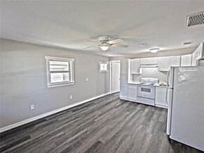 38742 11th Ave in Zephyrhills, FL - Building Photo - Building Photo