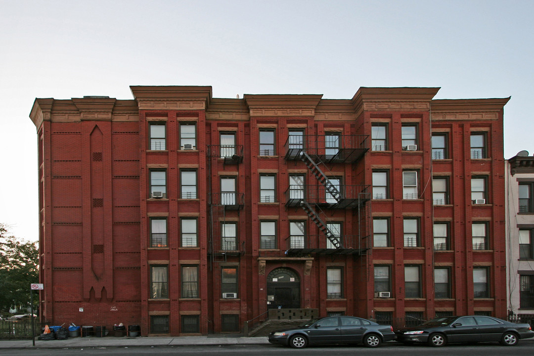 1024 Halsey St in Brooklyn, NY - Building Photo