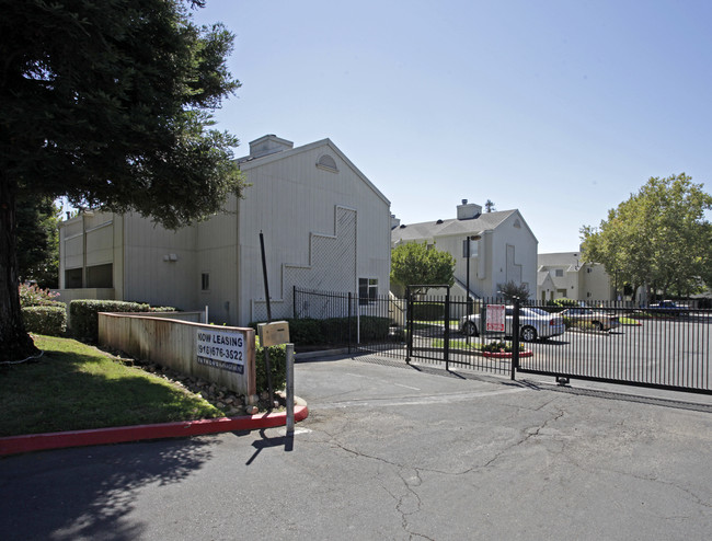 Village Pointe Apartments in Carmichael, CA - Building Photo - Building Photo