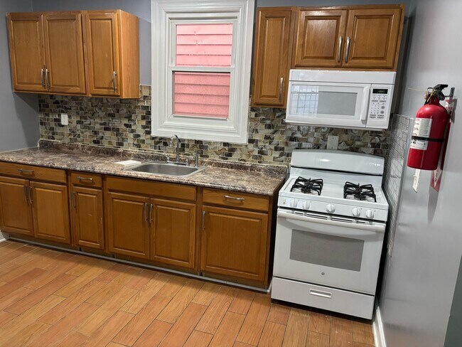 19 Chapman Pl, Unit FL 2 in Irvington, NJ - Building Photo - Building Photo