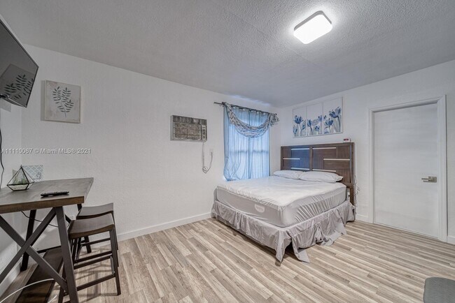 10011 SW 43rd St in Miami, FL - Building Photo - Building Photo