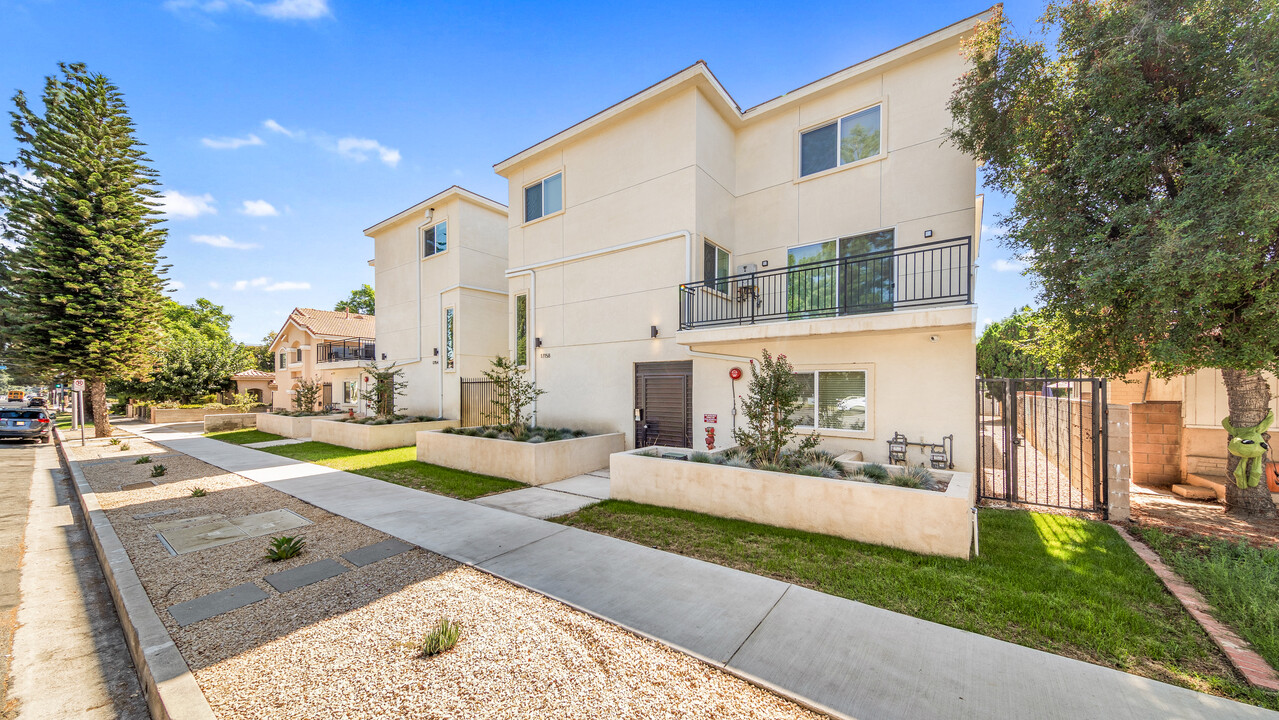 17158 Chatsworth St, Unit 3 in Granada Hills, CA - Building Photo