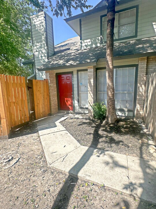 7508 Oak Chase in San Antonio, TX - Building Photo