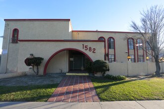 La Entrada Apartments in Anaheim, CA - Building Photo - Building Photo