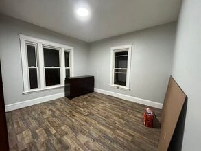 87 Devon St, Unit 2 in Boston, MA - Foto de edificio - Building Photo