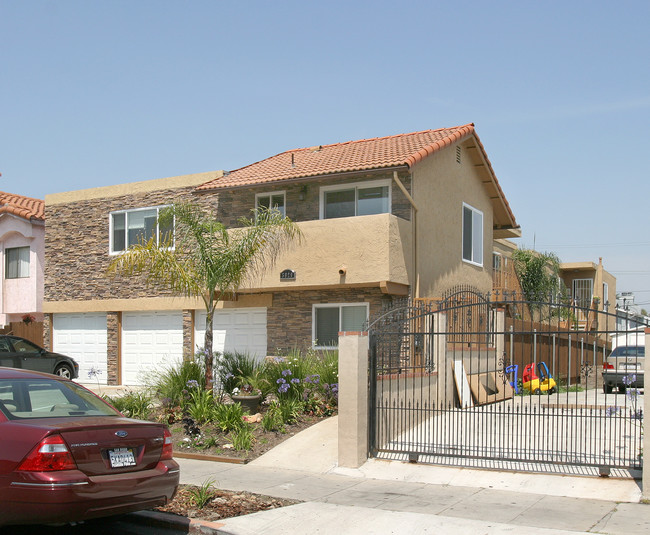 Villa Capri Apartments in San Diego, CA - Building Photo - Building Photo