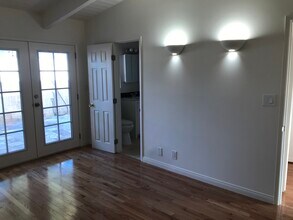 1815 N Beverly Glen Blvd in Los Angeles, CA - Foto de edificio - Building Photo