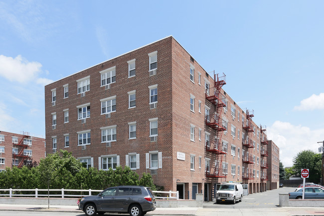 Maple Crest Apartments at Williston Park in Williston Park, NY - Building Photo - Building Photo